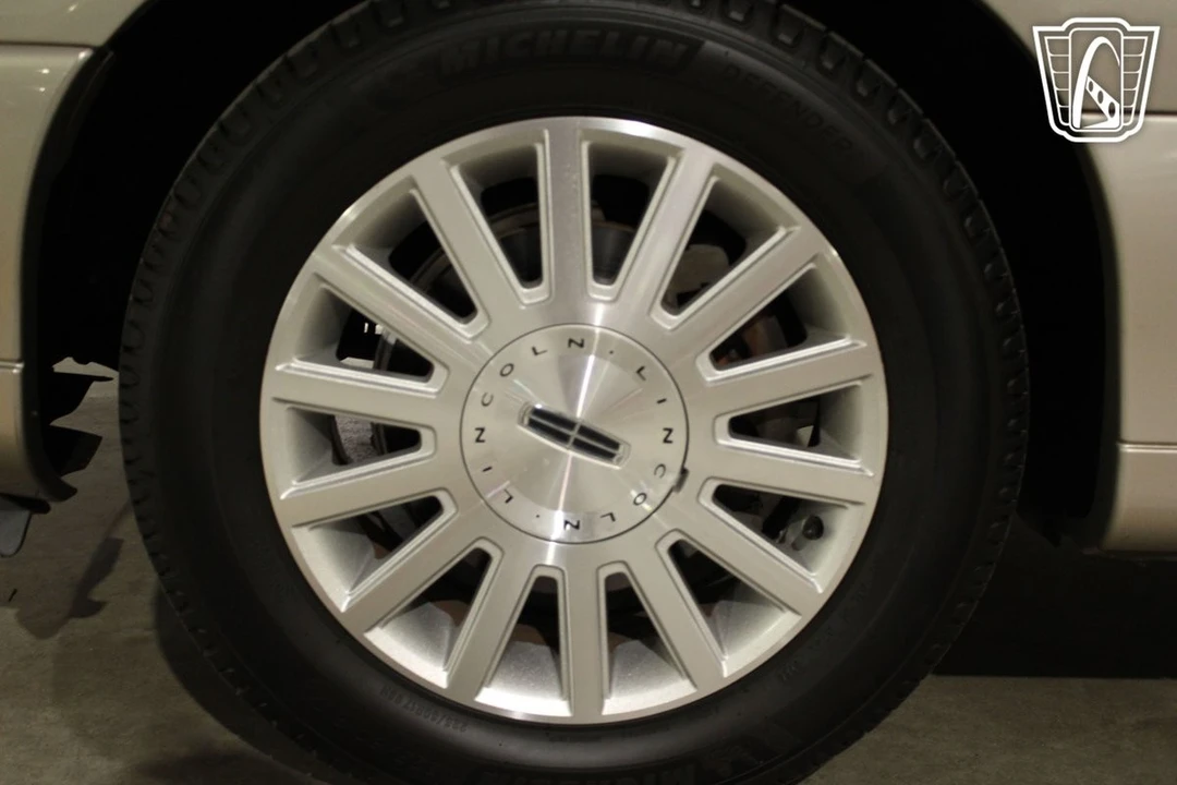 2003 Lincoln Town Car - Image 12 of 21