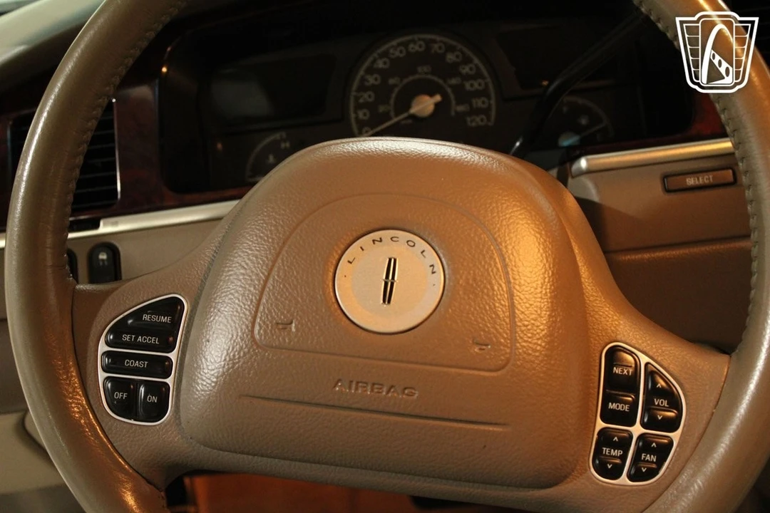 2003 Lincoln Town Car - Image 15 of 21