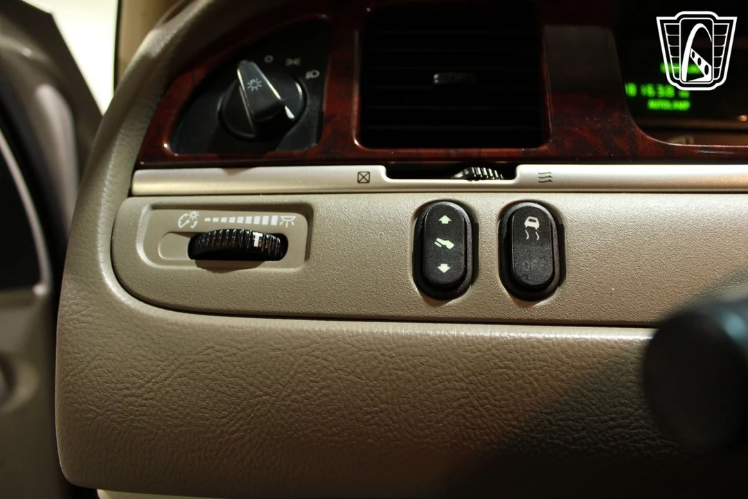 2003 Lincoln Town Car - Image 11 of 21