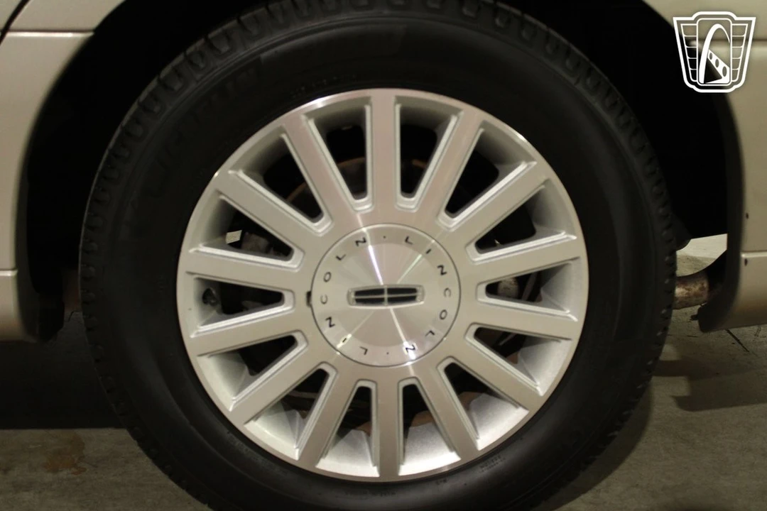 2003 Lincoln Town Car - Image 7 of 21