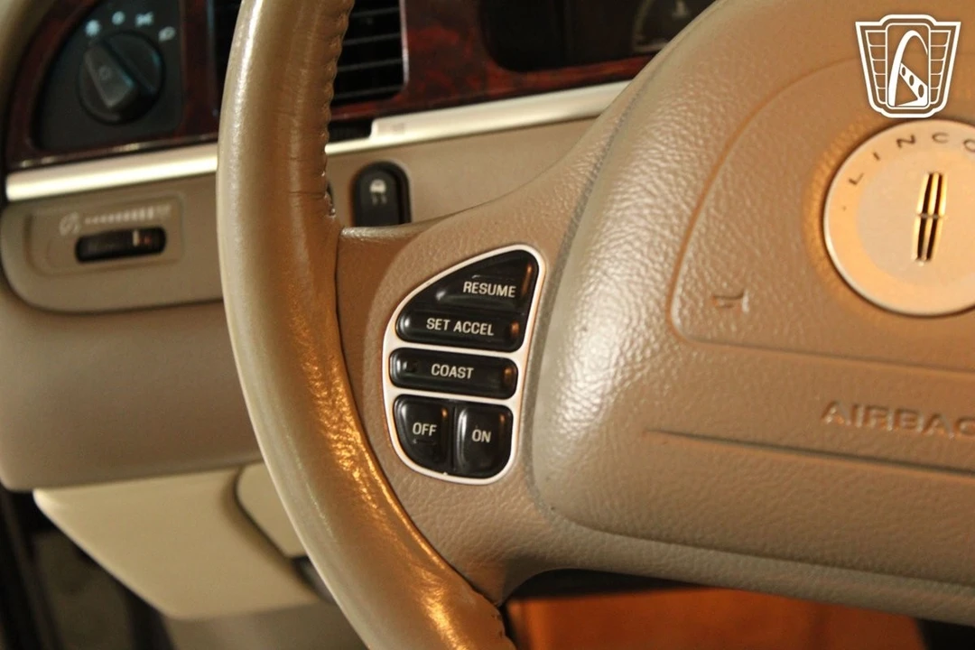 2003 Lincoln Town Car - Image 16 of 21