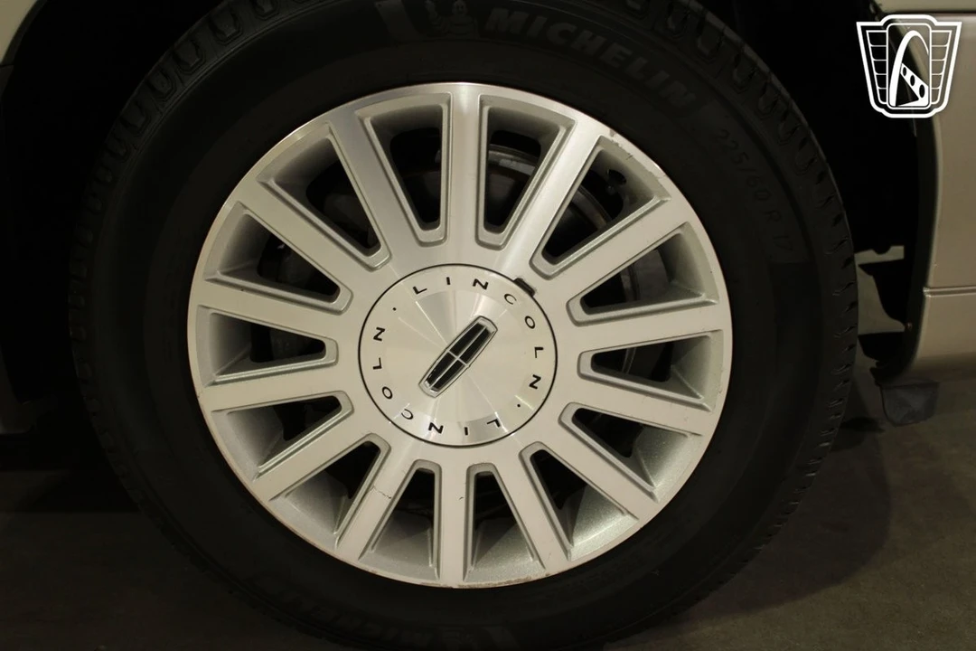2003 Lincoln Town Car - Image 8 of 12