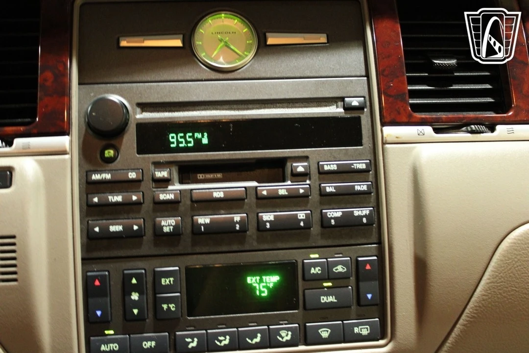 2003 Lincoln Town Car - Image 14 of 21