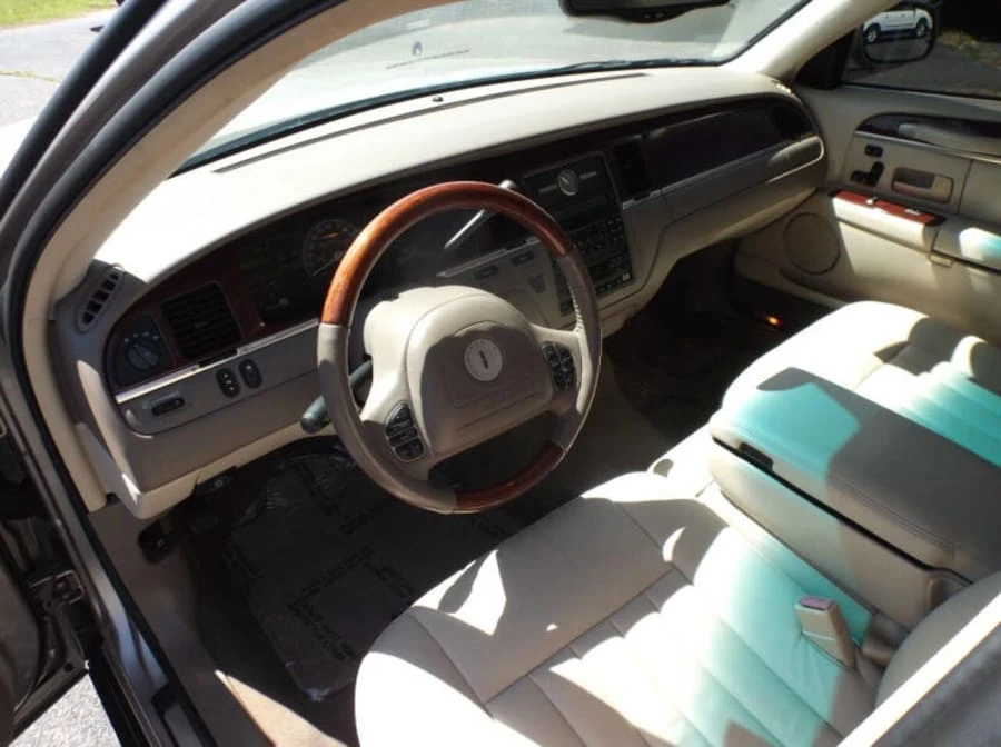 2003 Lincoln Town Car - Image 9 of 19