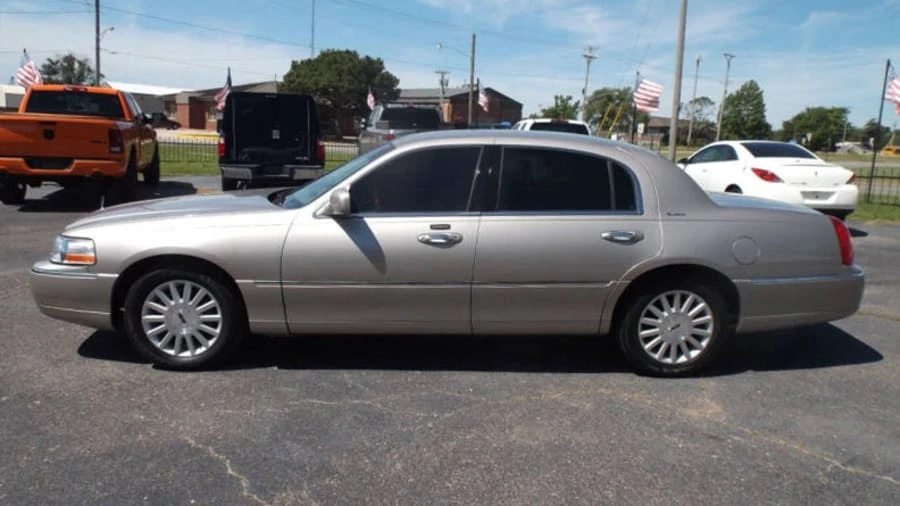 2003 Lincoln Town Car - Image 2 of 19