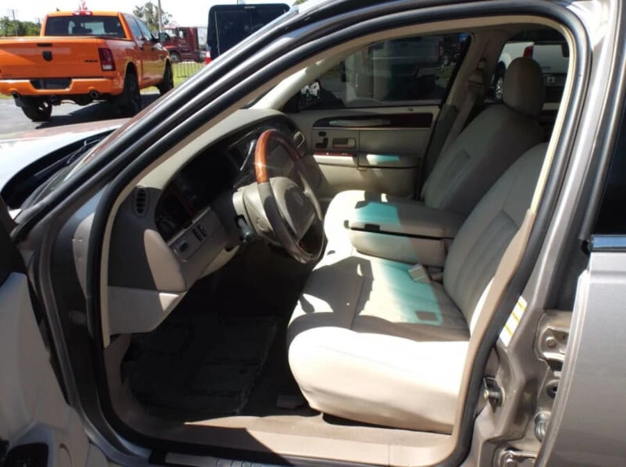2003 Lincoln Town Car - Image 12 of 19