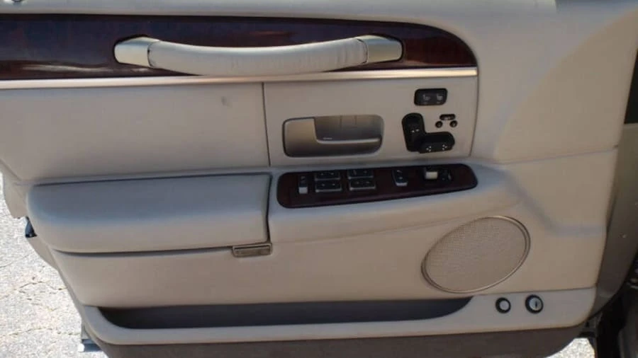 2003 Lincoln Town Car - Image 13 of 19