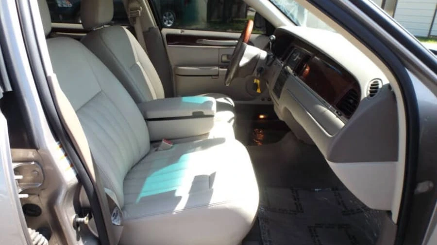 2003 Lincoln Town Car - Image 17 of 19