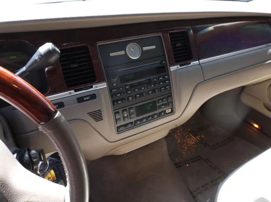 2003 Lincoln Town Car - Image 19 of 19