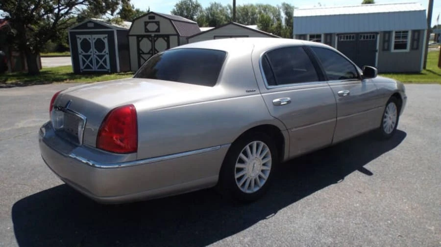 2003 Lincoln Town Car - Image 3 of 19