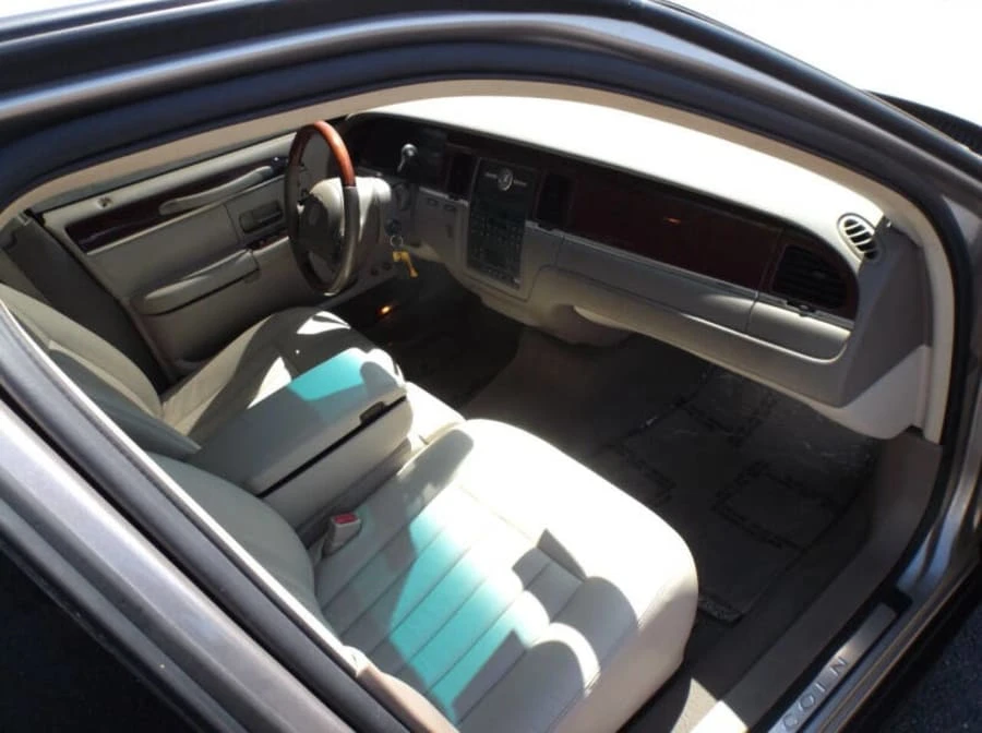 2003 Lincoln Town Car - Image 10 of 19