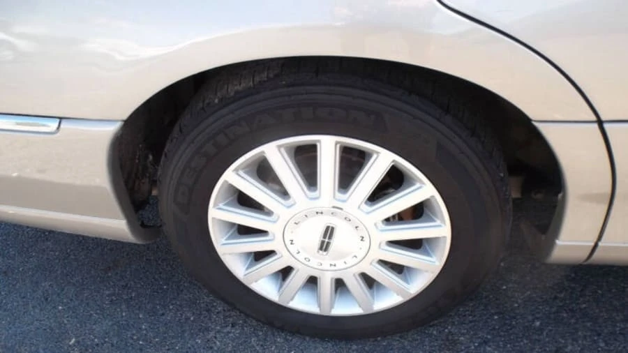 2003 Lincoln Town Car - Image 7 of 19