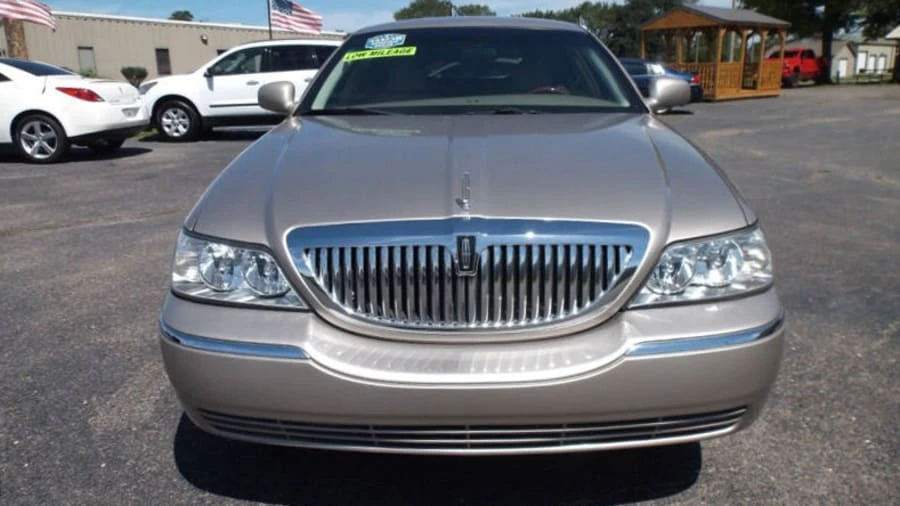 2003 Lincoln Town Car - Image 4 of 19