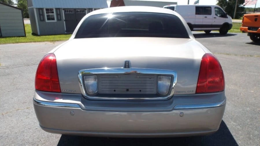 2003 Lincoln Town Car - Image 5 of 19