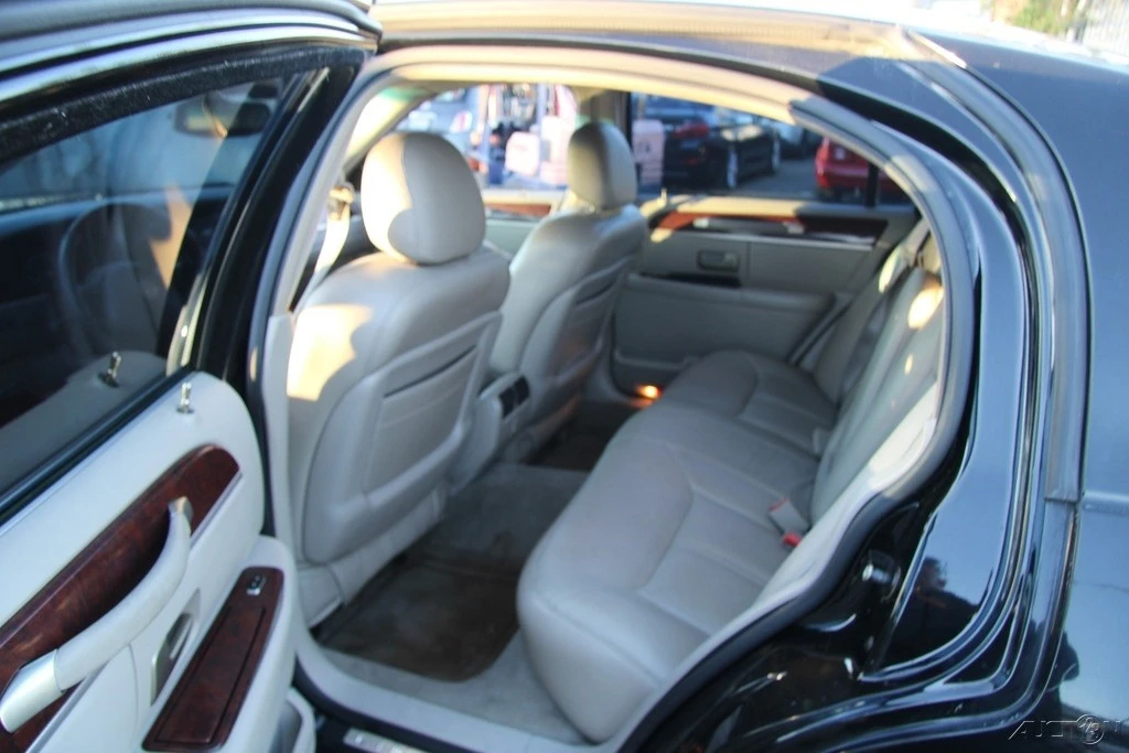 2003 Lincoln Town Car - Image 19 of 21