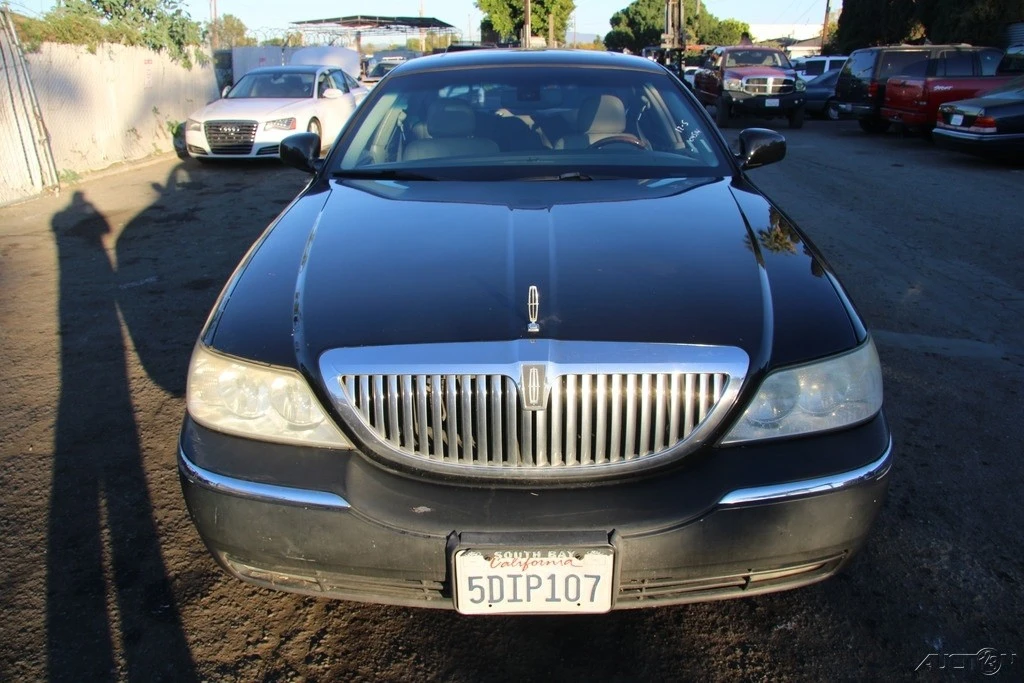 2003 Lincoln Town Car - Image 9 of 21