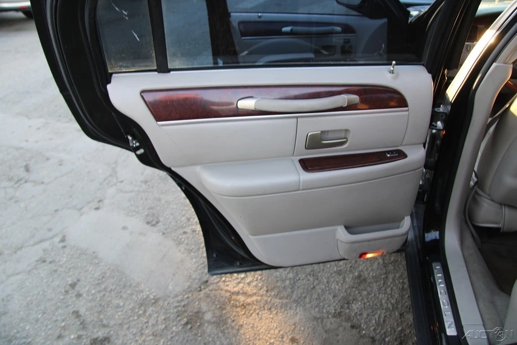 2003 Lincoln Town Car - Image 18 of 21