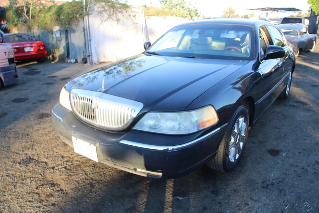2003 Lincoln Town Car - Image 2 of 21