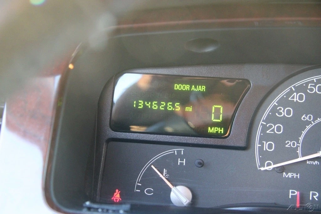 2003 Lincoln Town Car - Image 16 of 21