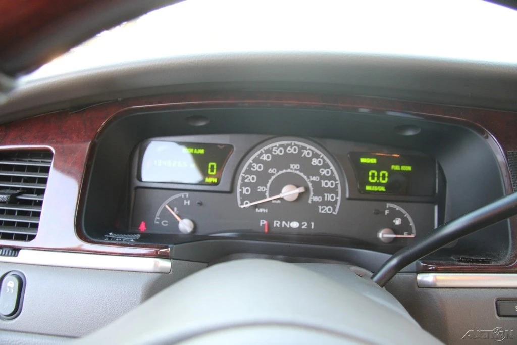 2003 Lincoln Town Car - Image 15 of 21