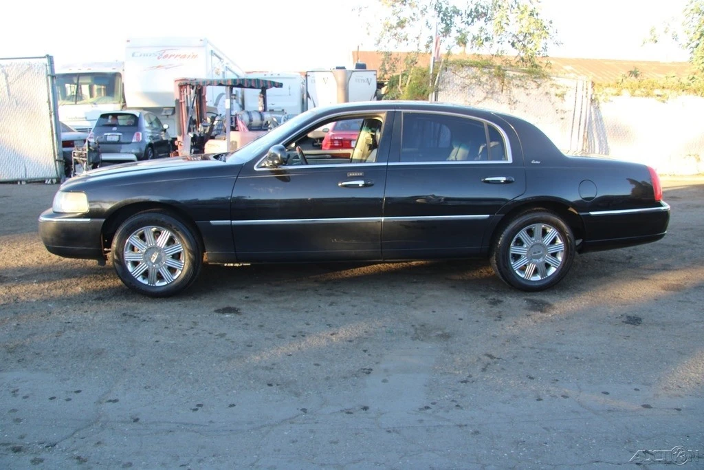 2003 Lincoln Town Car - Image 3 of 21