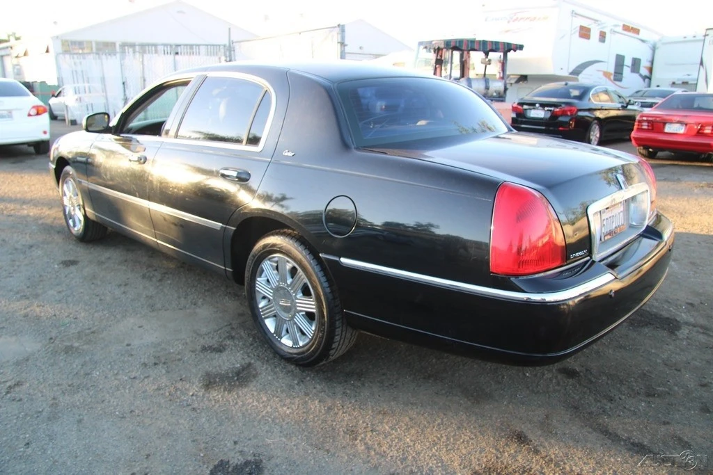 2003 Lincoln Town Car - Image 4 of 21