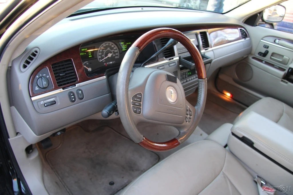 2003 Lincoln Town Car - Image 14 of 21