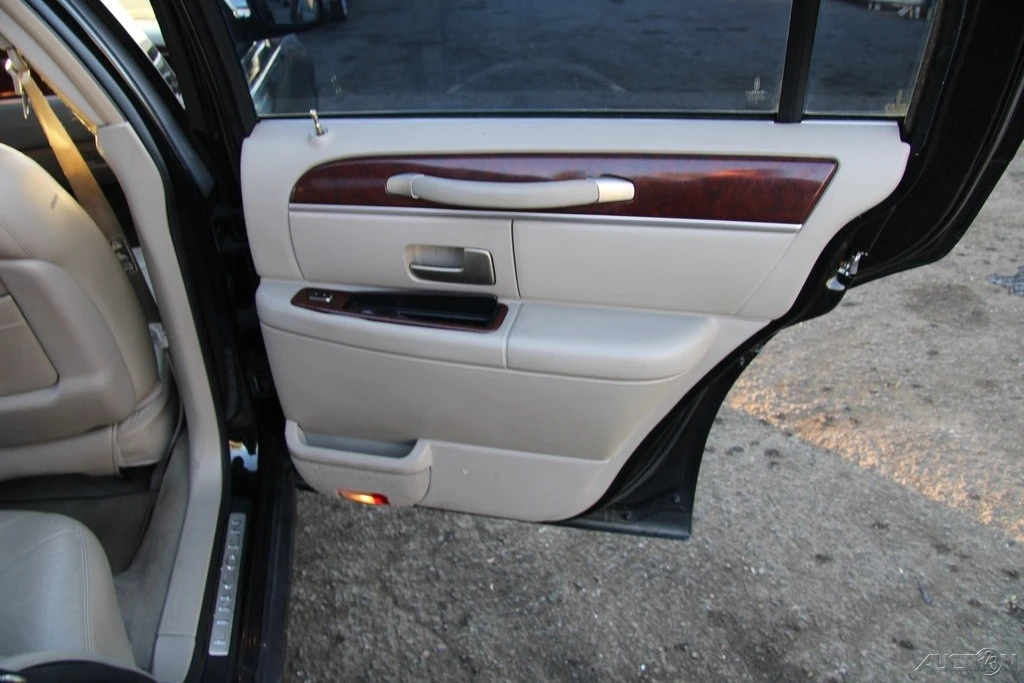 2003 Lincoln Town Car - Image 20 of 21