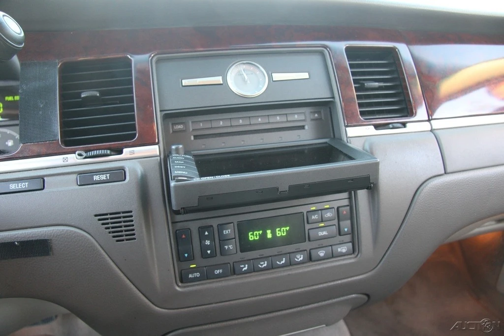 2003 Lincoln Town Car - Image 17 of 21