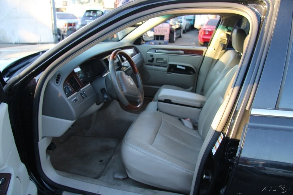 2003 Lincoln Town Car - Image 13 of 21