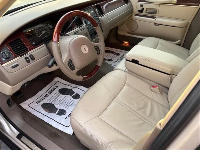 2003 Lincoln Town Car - Image 10 of 21