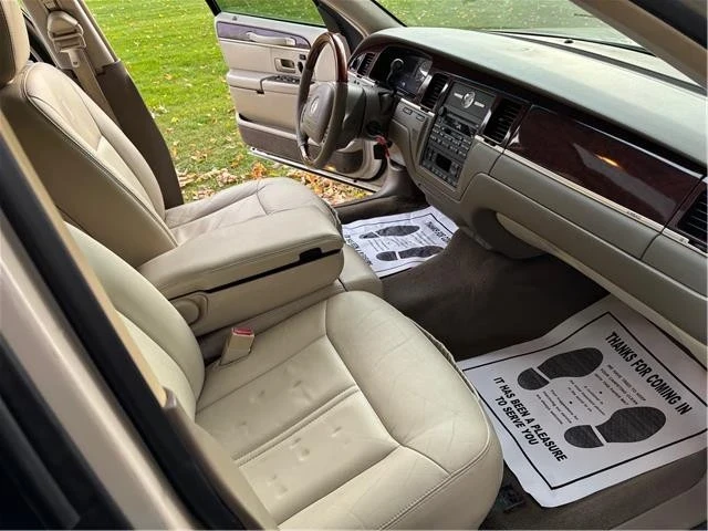 2003 Lincoln Town Car - Image 13 of 21