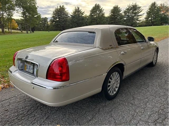 2003 Lincoln Town Car - Image 3 of 21