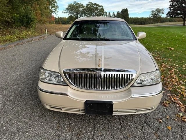 2003 Lincoln Town Car - Image 8 of 21