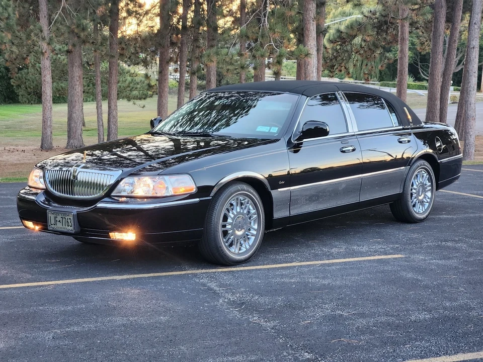 2003 Lincoln Town Car - Image 2 of 21