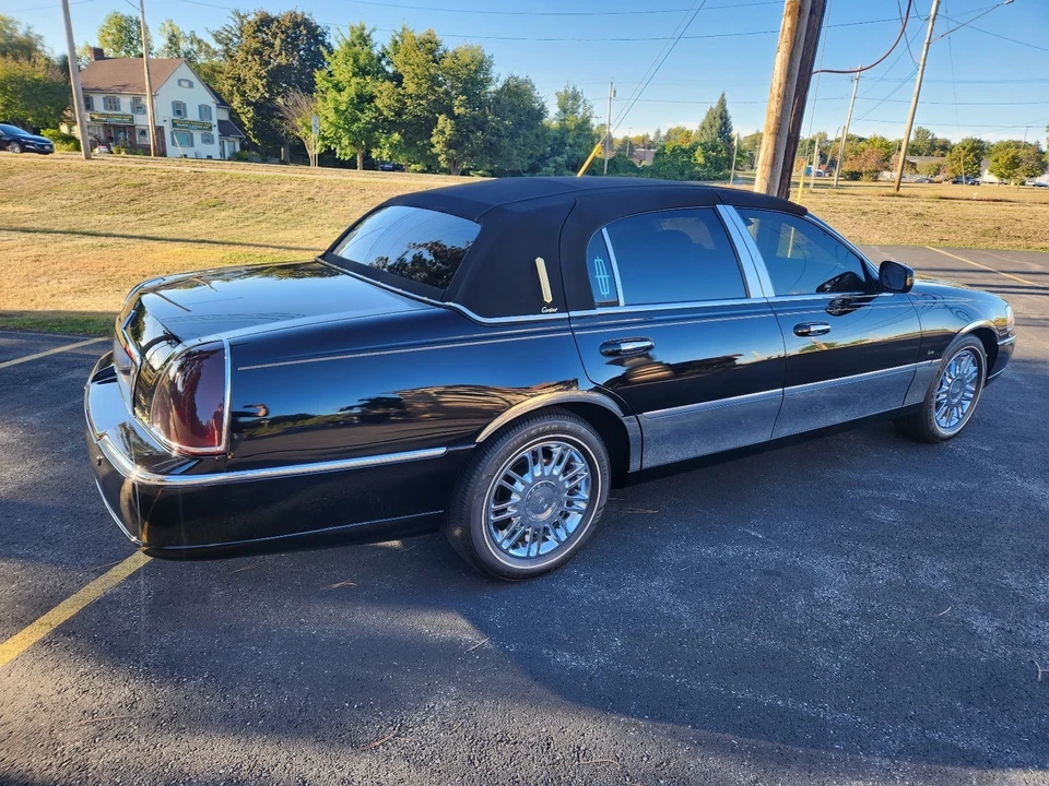 2003 Lincoln Town Car - Image 11 of 21