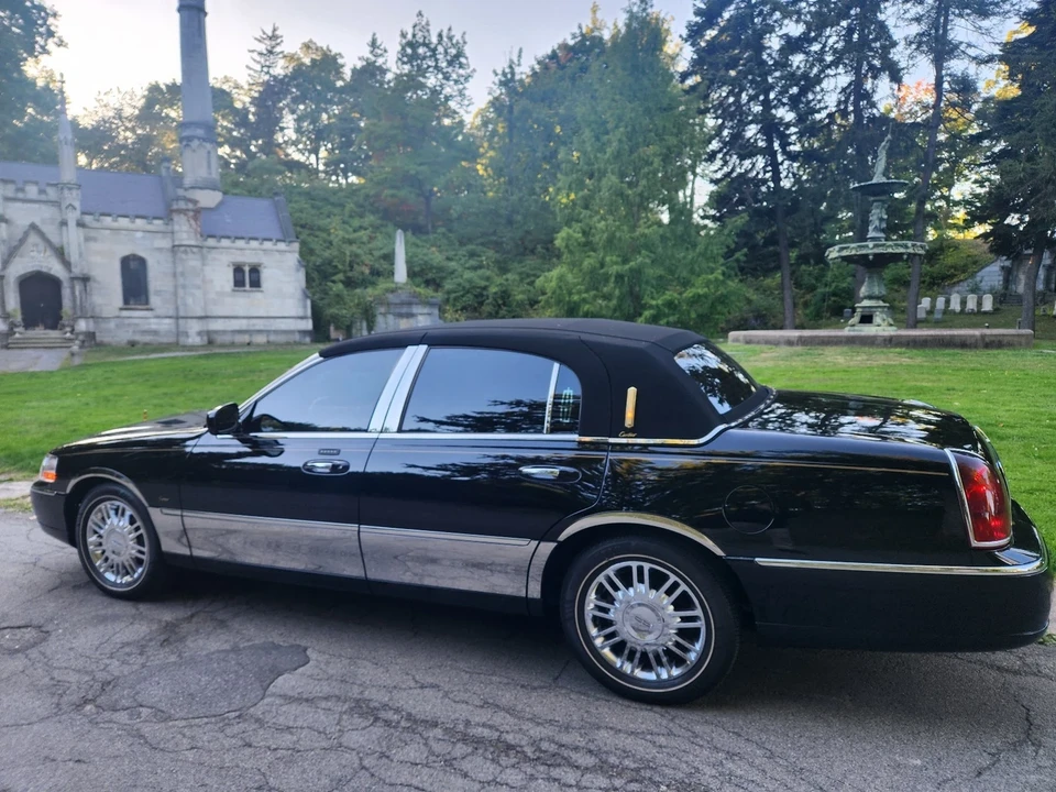 2003 Lincoln Town Car - Image 8 of 21