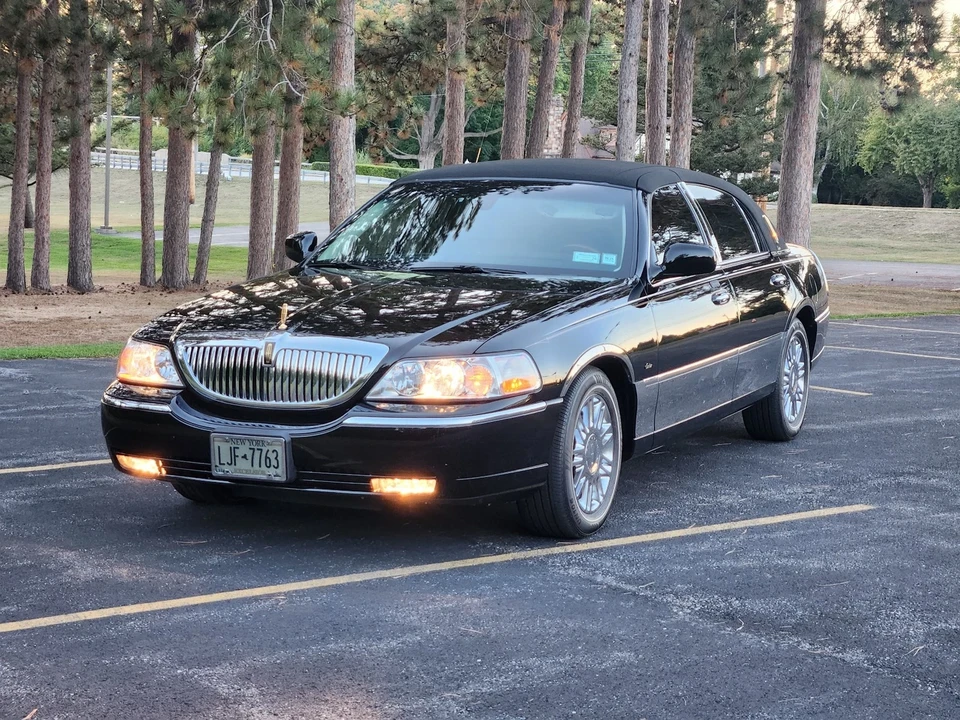 2003 Lincoln Town Car - Image 3 of 21