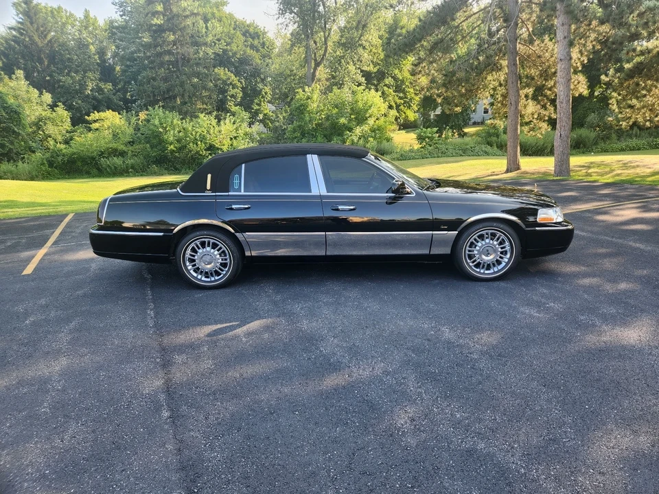 2003 Lincoln Town Car - Image 17 of 21