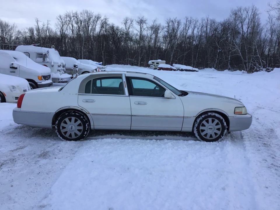 2003 Lincoln Town Car - Image 4 of 20