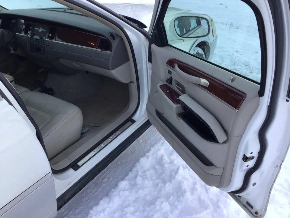 2003 Lincoln Town Car - Image 13 of 20