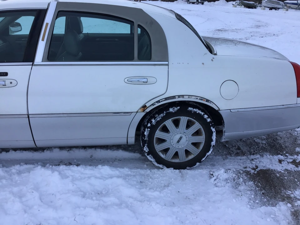 2003 Lincoln Town Car - Image 8 of 20