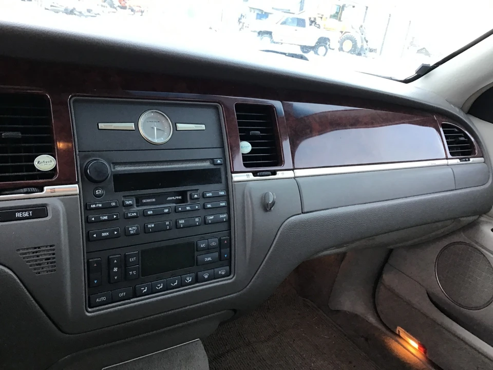 2003 Lincoln Town Car - Image 12 of 20