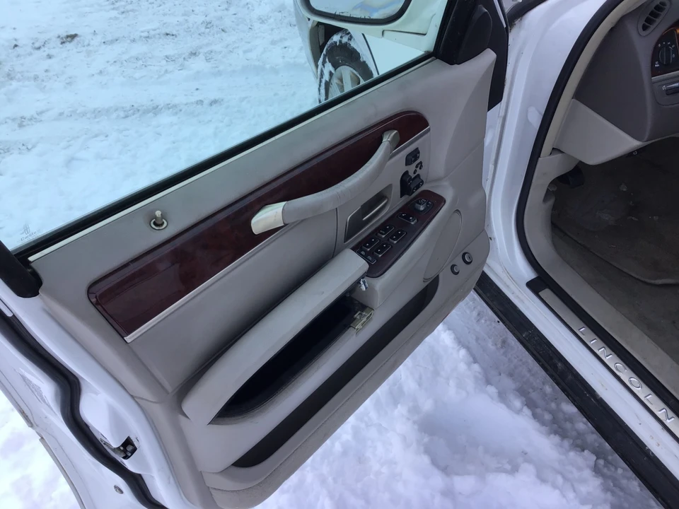 2003 Lincoln Town Car - Image 9 of 20