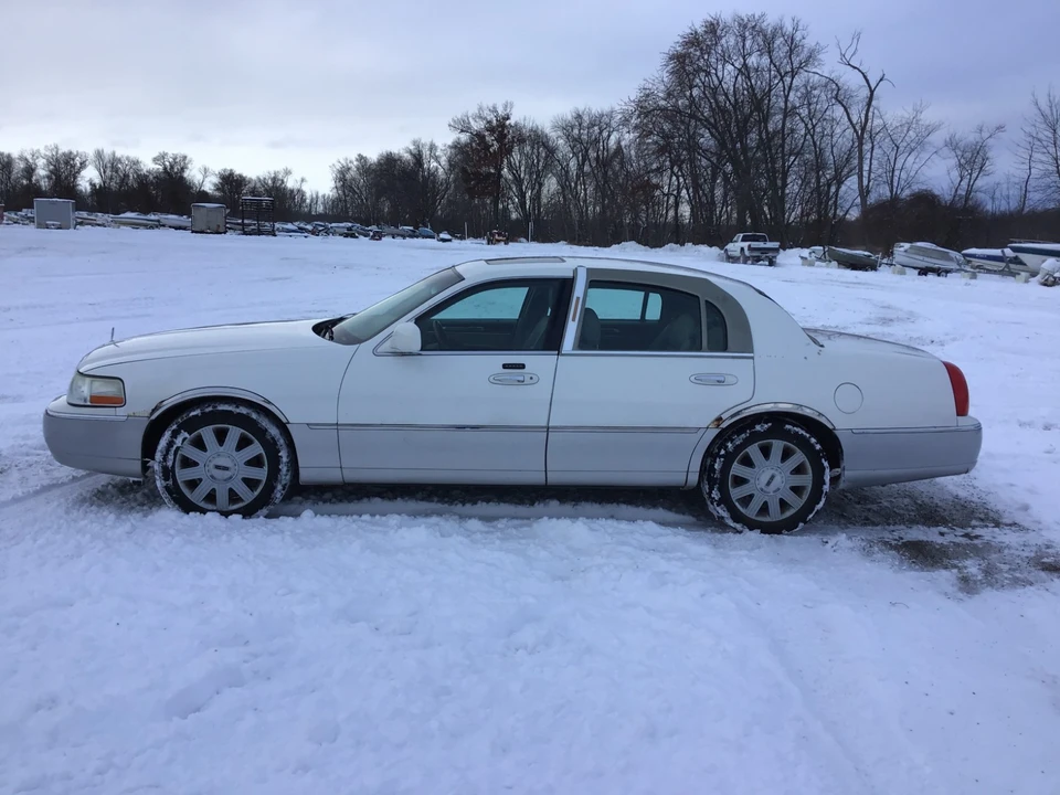 2003 Lincoln Town Car - Image 3 of 20