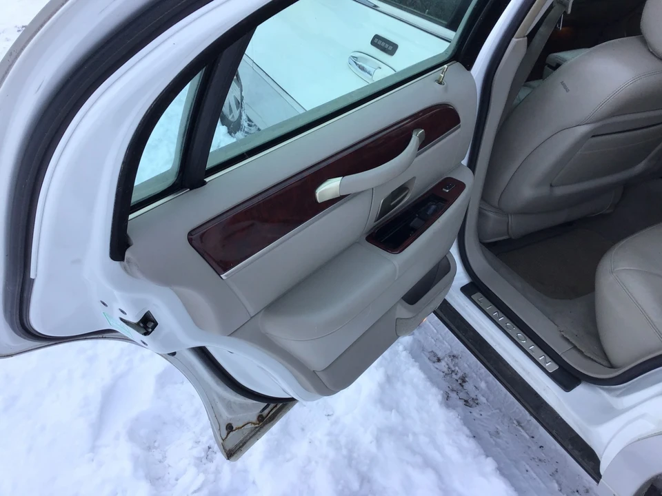 2003 Lincoln Town Car - Image 15 of 20