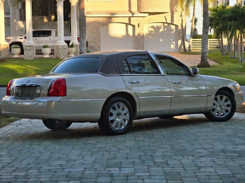 2003 Lincoln Town Car - Image 5 of 21