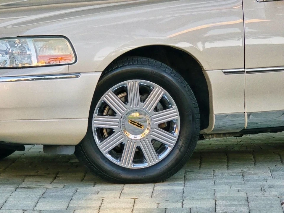 2003 Lincoln Town Car - Image 3 of 21