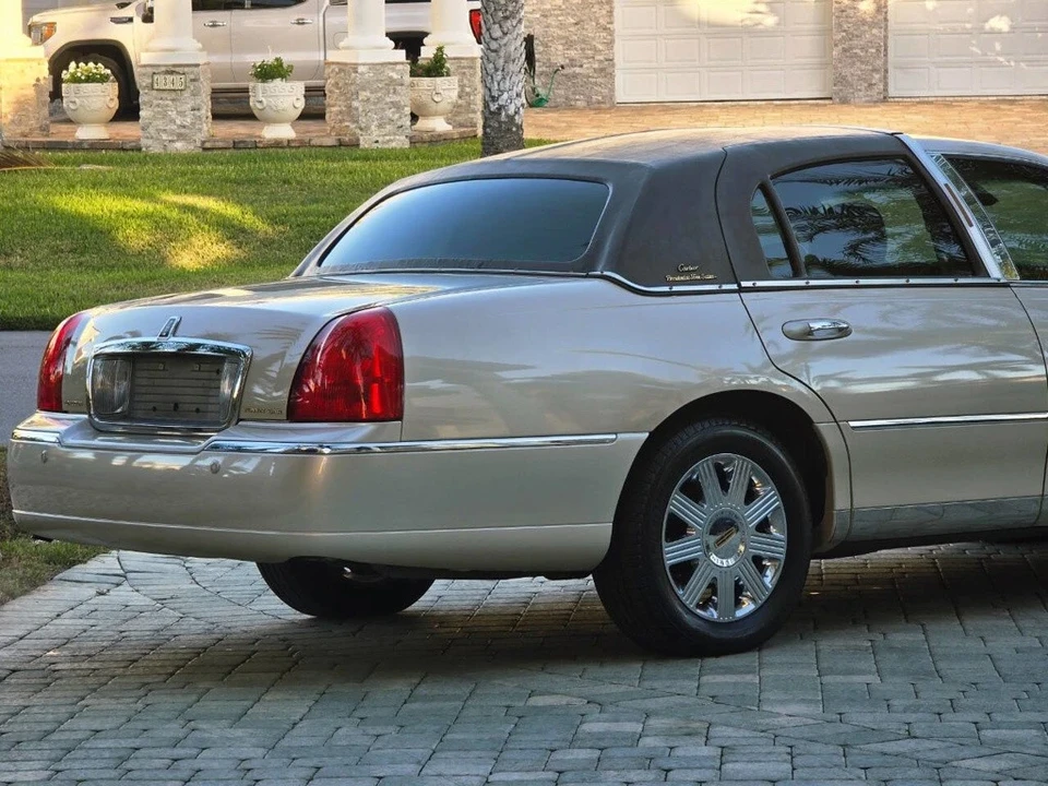 2003 Lincoln Town Car - Image 6 of 21