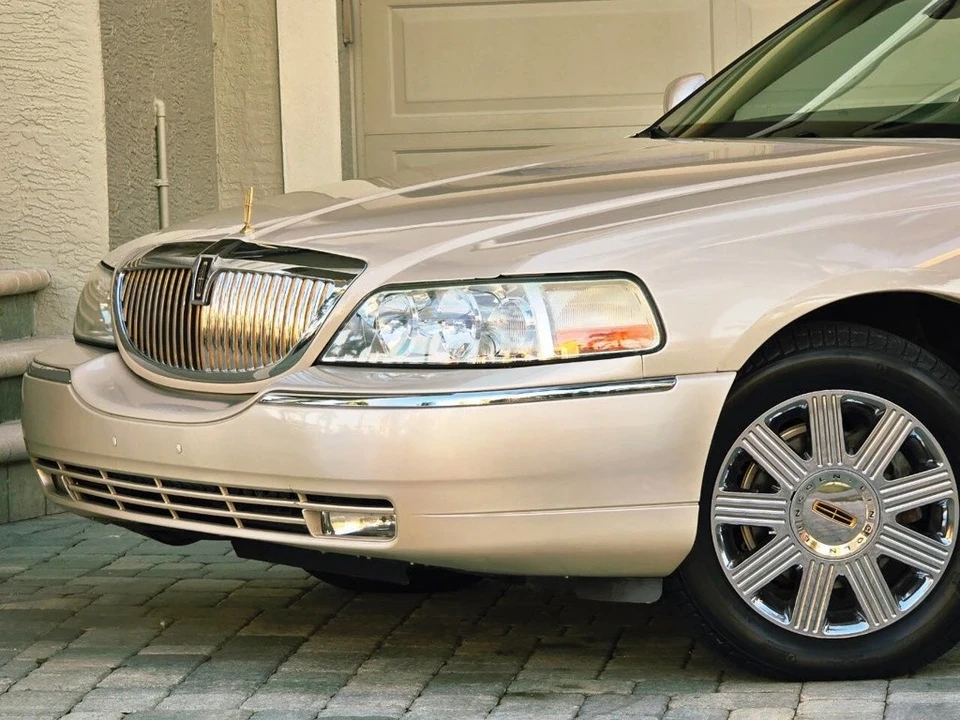 2003 Lincoln Town Car - Image 4 of 21